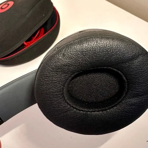 Beats by Dre Solo Wired or Wireless Over-Ear Headphones - Picture 5 of 9